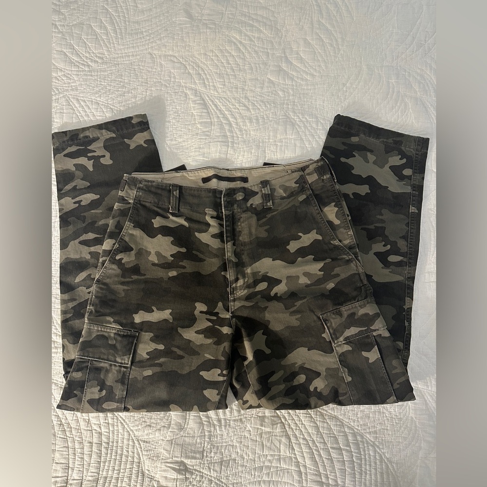 Banana Republic Camo Cargo Pants (2021 Fall
Collection)